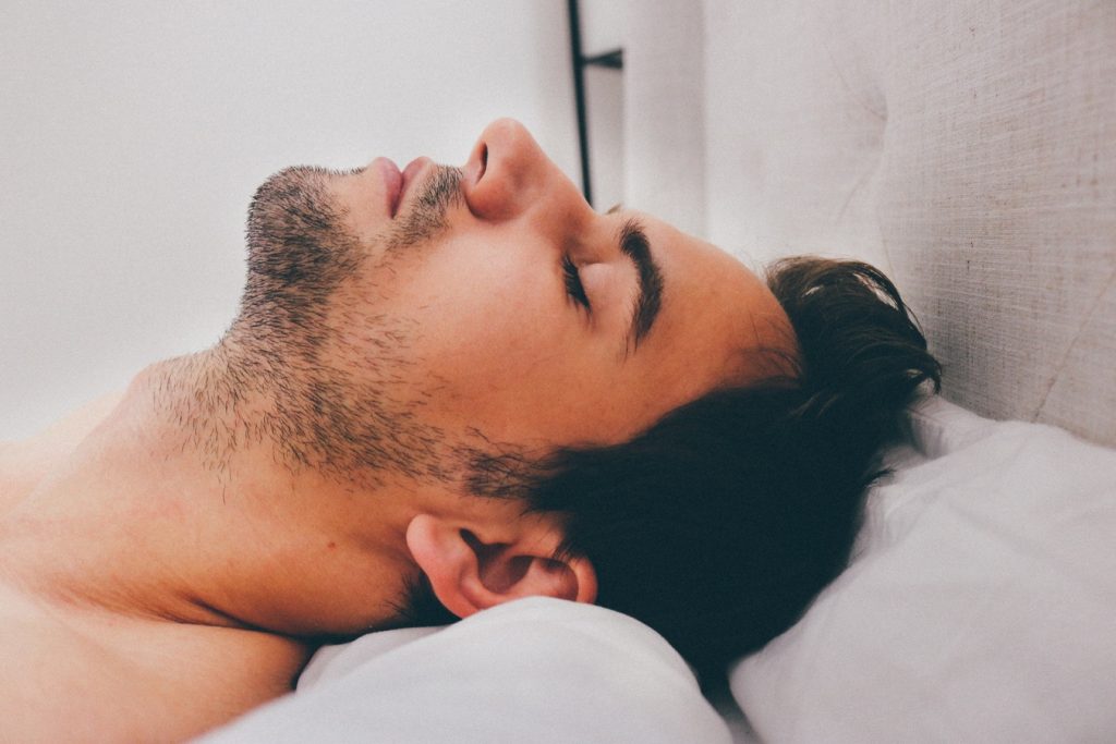 Människan fastar redan 6 till 10 timmar medan han sover