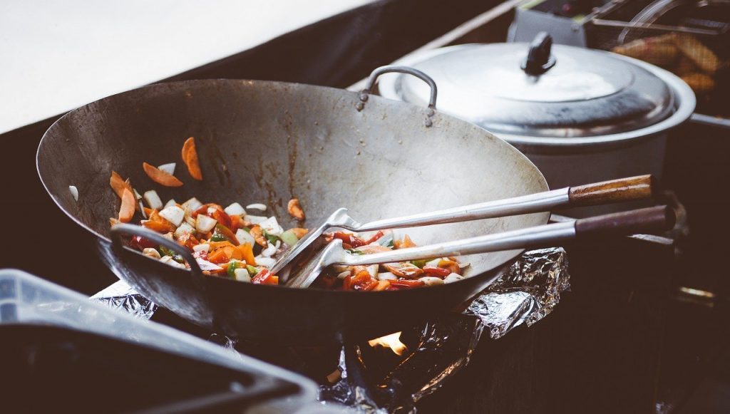 koka grönsaker i en wok