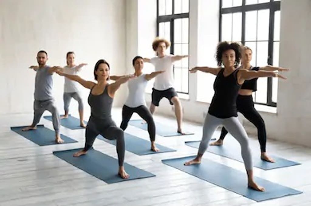 krigare poserar i yoga