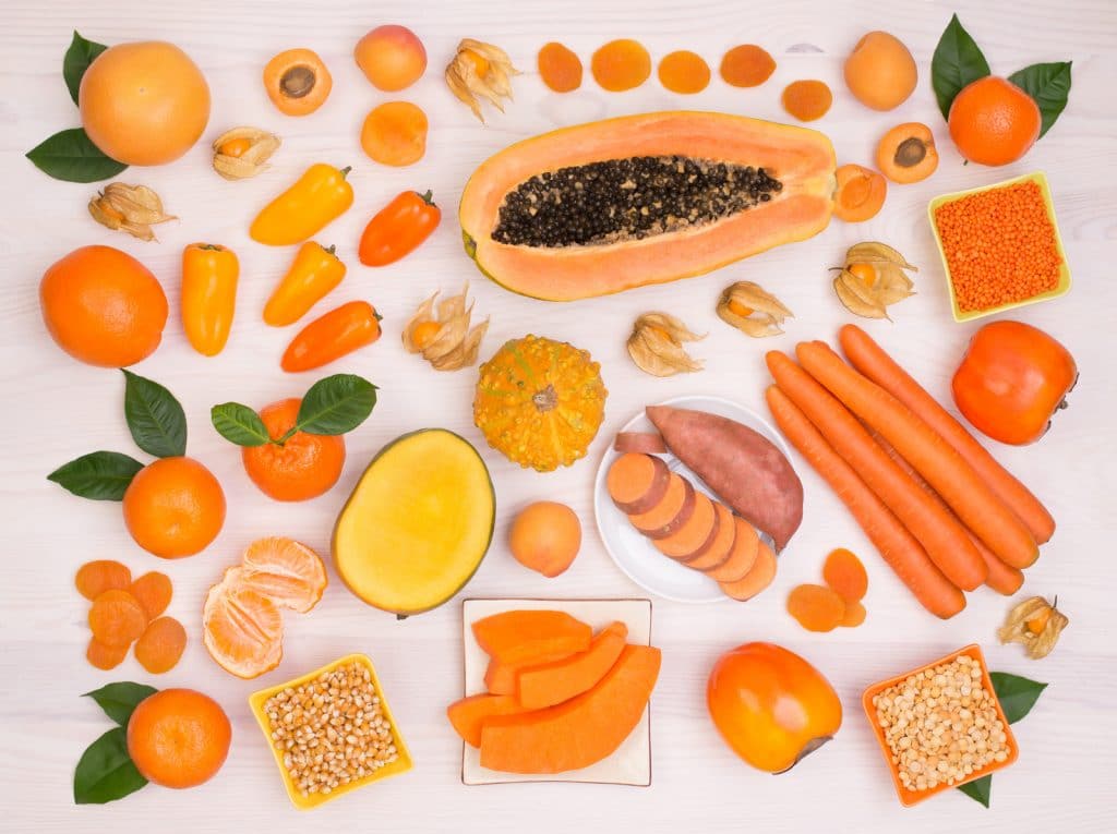 Orange frukt och grönsaker som innehåller betakaroten