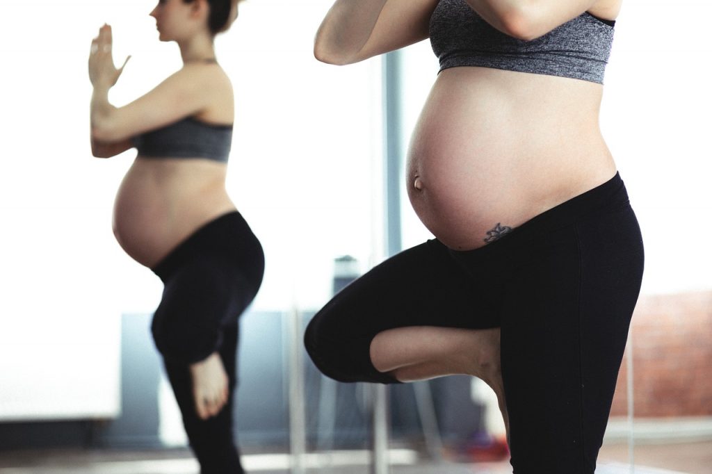 gravid kvinna träning