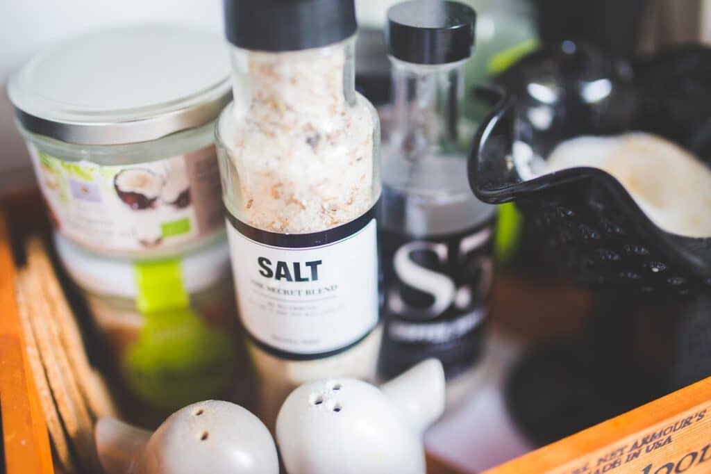 kastrull med salt i ett kök för att visa att saltkonsumtionen måste minskas