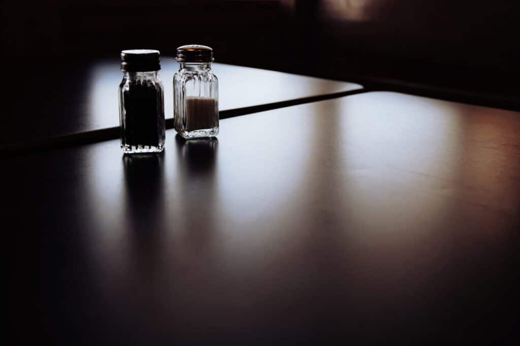 salt och peppar på ett bord