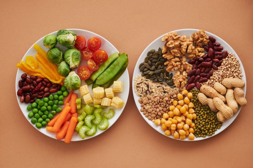 bild av två tallrikar som presenterar grönsaker och nötter och stärkelsehaltiga livsmedel